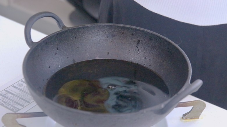 椒盐杏鲍菇,炸锅倒入食用油,中火加热到有小气泡产生