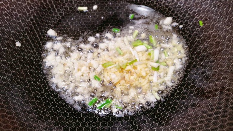 皮蛋炒青椒,锅里热油,先把葱姜蒜放入爆香