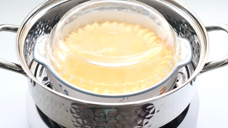 豆腐虾仁蒸蛋,盖上盖子,这样在蒸制的过程中蒸汽不会留到蛋液里。