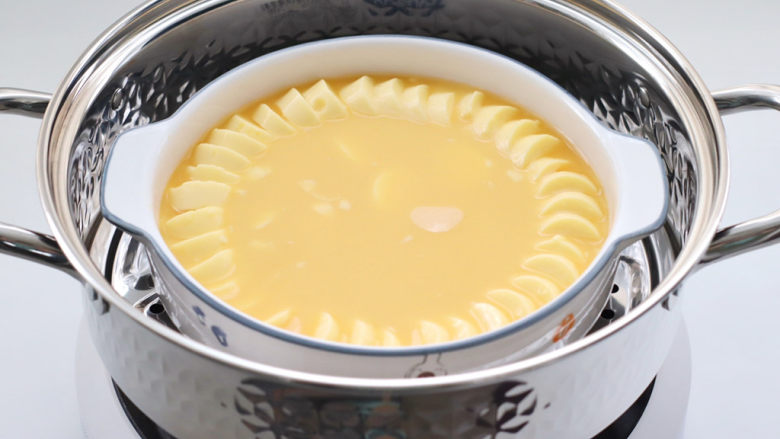 豆腐虾仁蒸蛋,蒸锅倒入适量清水烧开,放入盘子。