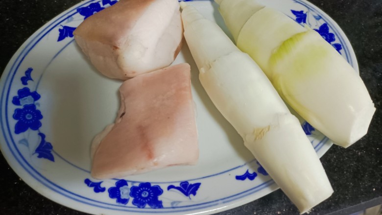 五花肉炒茭白,食材备好