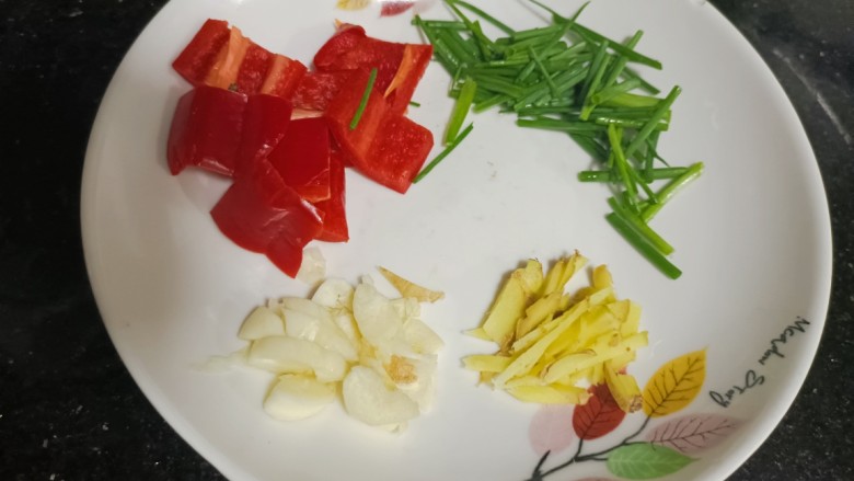 五花肉炒茭白,生姜大蒜小葱备好,红椒切块