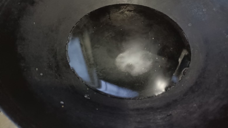 五花肉炒茭白,起锅烧水,水中加适量盐