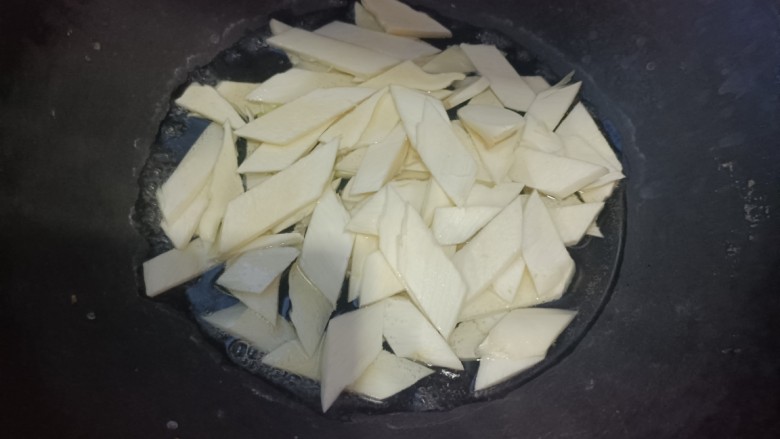 五花肉炒茭白,倒入茭白,焯水,捞出备用