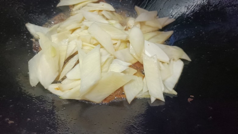 五花肉炒茭白,倒入茭白,翻炒