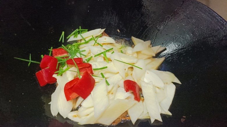 五花肉炒茭白,放红椒,葱段