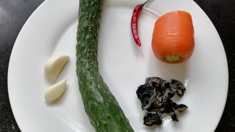 黄瓜拌木耳,准备好所需材料