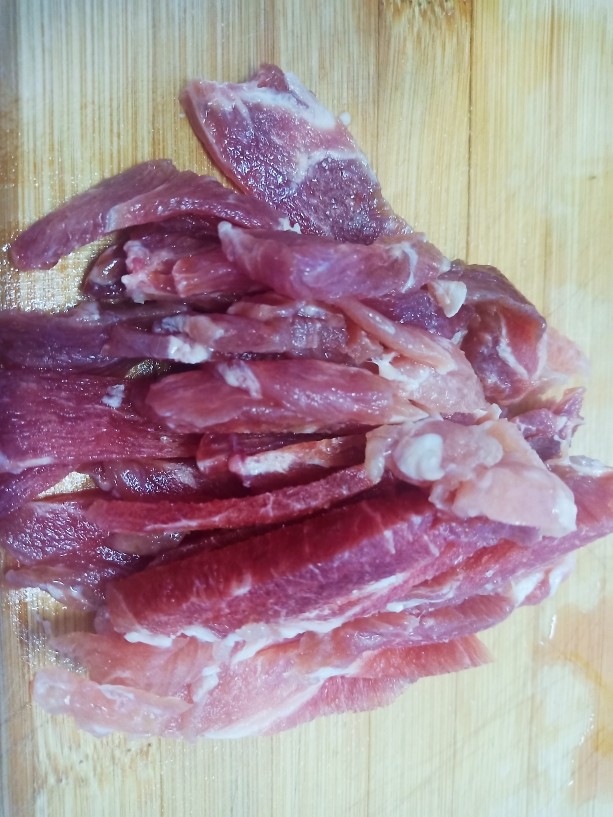 牛肉海鲜菇,一块<a style='color:red;display:inline-block;' href='/shicai/ 216'>牛肉</a>切成薄片。