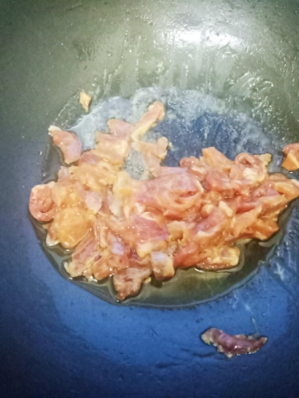 牛肉海鲜菇,锅中放适量油,加入肉片快速滑开。