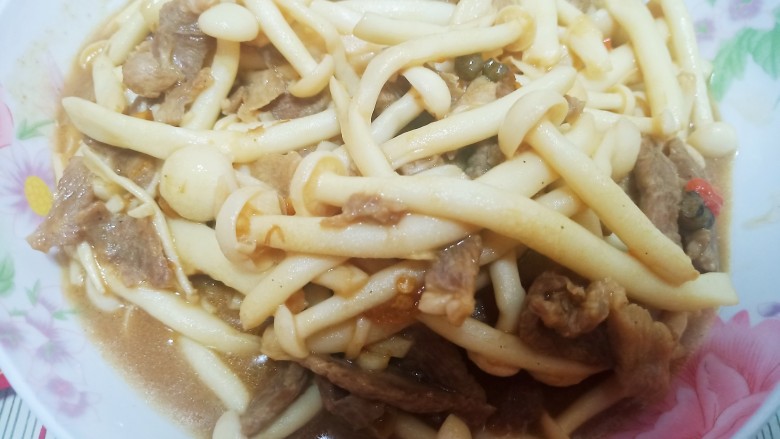 牛肉海鲜菇,等汤汁差不多收干时,快速翻炒均匀即可。