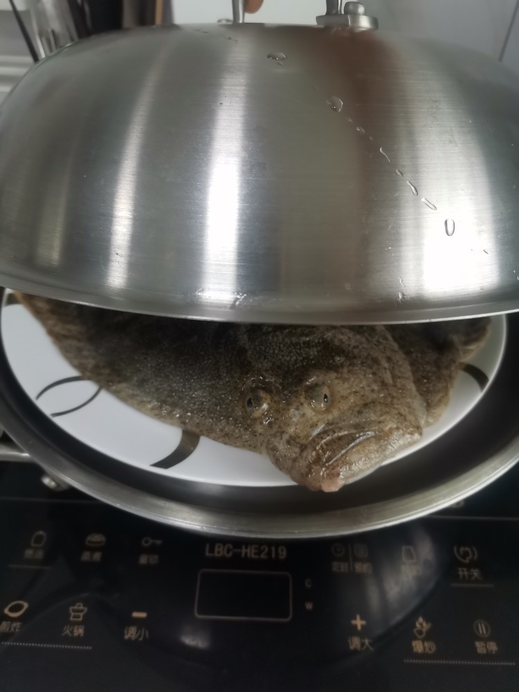 清蒸多宝,放点白酒去腥,上蒸锅25分