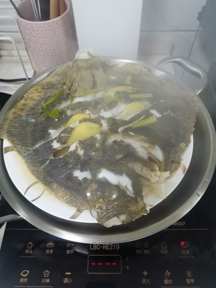 清蒸多宝,关火,到去蒸出的水