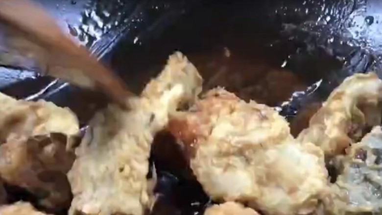 糖醋脆皮鱼,倒入鱼块，充分翻匀。出锅