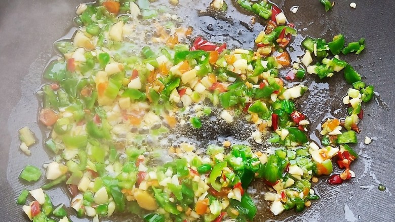 浇汁带鱼,锅中烧油,爆香准备好的配料。