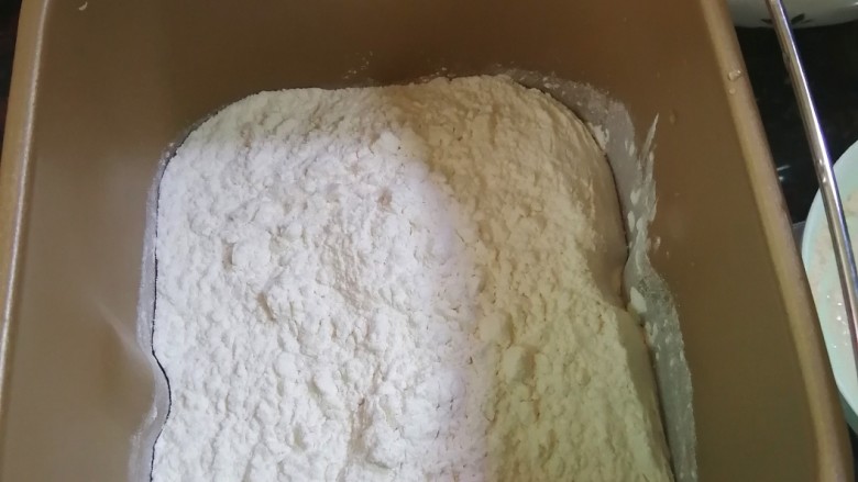 杂粮包子,低粉加入面包桶内,加入盐和5克白砂糖