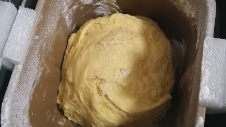 杂粮包子,启动和面程序,和成光滑的面条,放在面包桶内醒发至两倍大