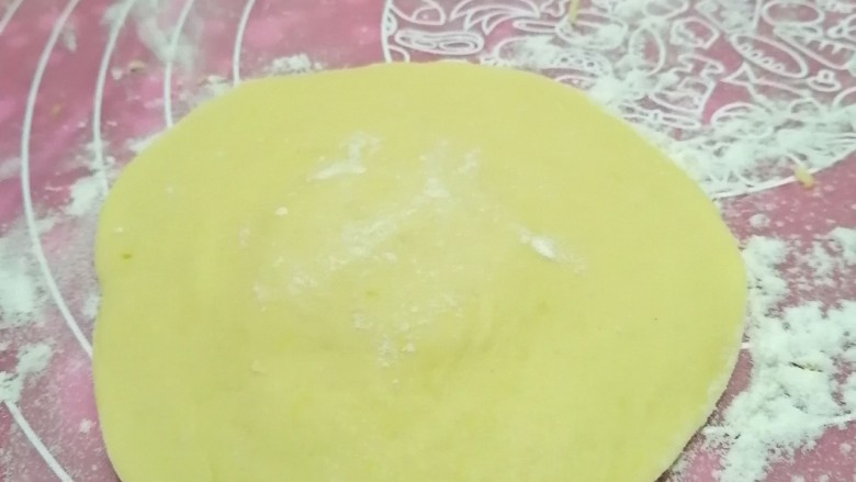 杂粮包子,取一个小面剂,擀成四周薄中间厚的包子皮