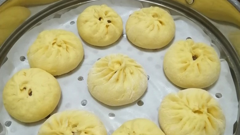 杂粮包子,放蒸锅上,继续醒发15分钟,然后大火蒸15分钟便可