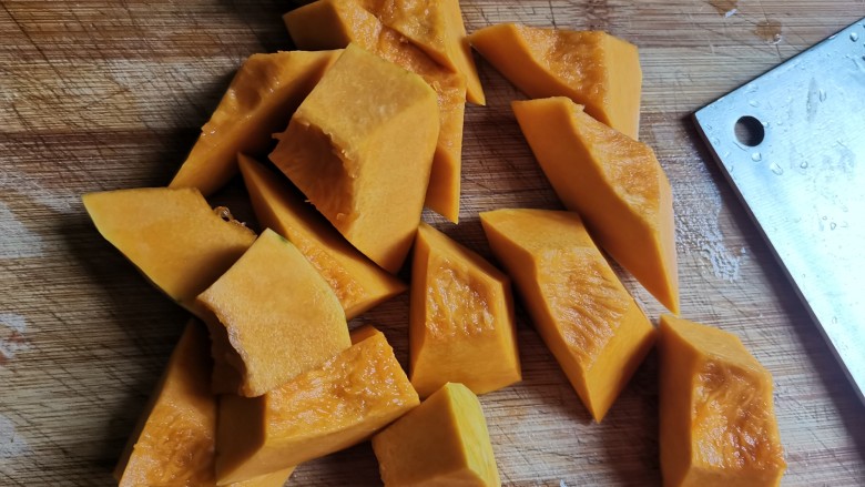 绿豆南瓜粥,绿豆的时候再来,准备其他食材,南瓜去皮切成小块