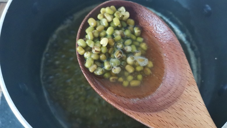 绿豆南瓜粥,我大概一个小时,绿豆已经,已经开花,水也变少了