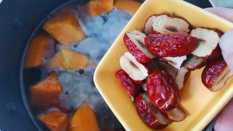 绿豆南瓜粥,加入红枣,继续煮至,继续煮至大米开花,南瓜熟透