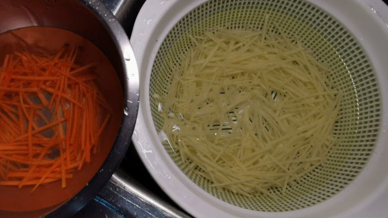 老干妈拌土豆丝,土豆丝与胡萝卜丝,分开泡水
