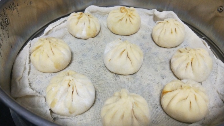 杂粮包子,依此类推,包好之后放入蒸锅里面再二次发酵20分钟,冷水上锅蒸25分钟