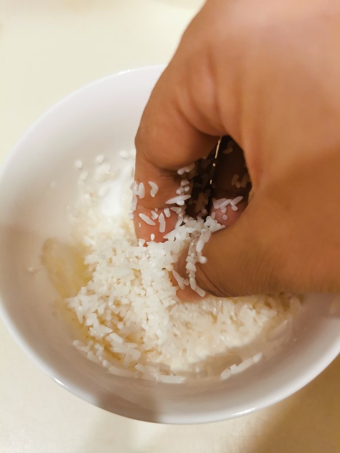 绿豆南瓜粥,浸泡后的大米,用劲抓几下,弄碎碎的,煲起粥来更细腻绵滑。