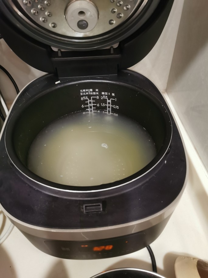 绿豆南瓜粥,将大米及绿豆一同放入锅中,适量清水,大火煮沸,转小火慢煮至大米熟透即可。(我用电饭锅,直接按煲粥键)
