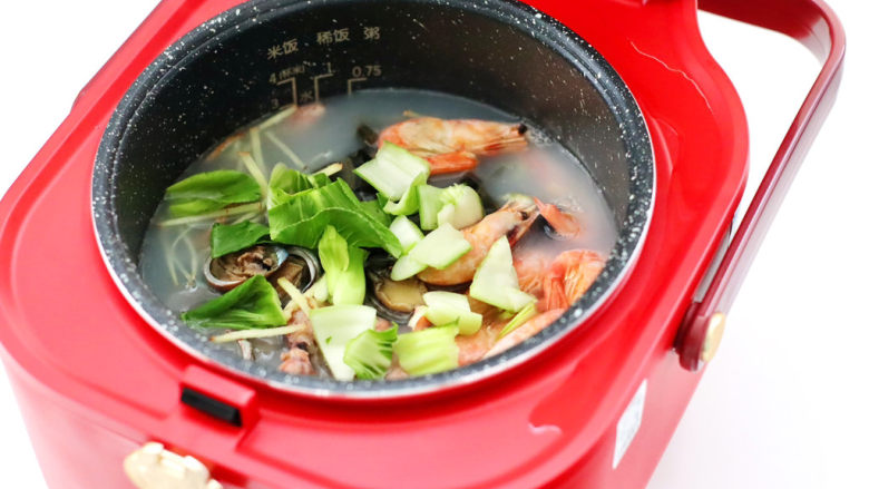海鲜皮蛋粥,继续煮8分钟后,放入青菜。