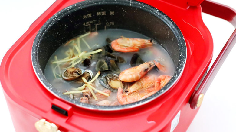 海鲜皮蛋粥,放入鲍鱼和蛸,北极虾和姜丝。