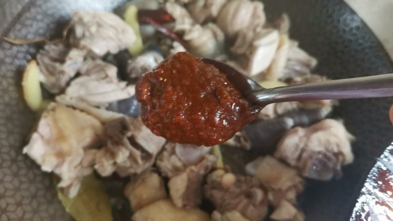 双椒木耳炖鸡,下入鸡肉翻炒几下,加入2勺6月香葱伴侣豆瓣酱翻炒均匀