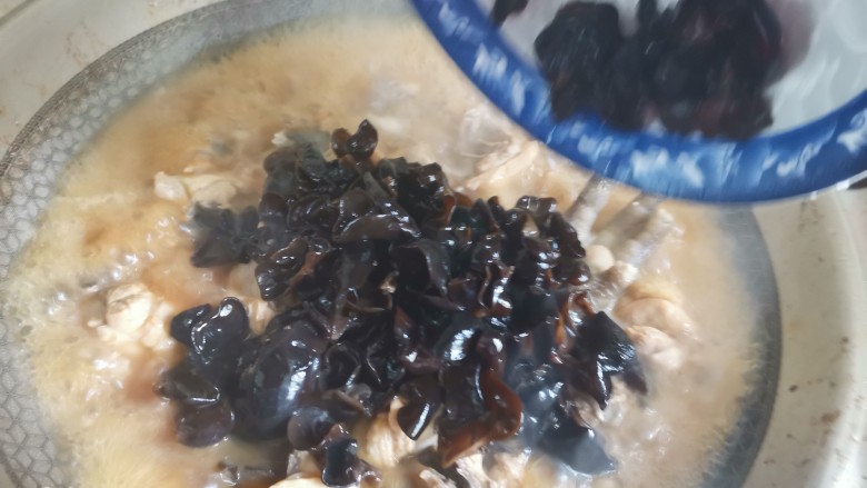 双椒木耳炖鸡,加入适量的水,加入提前泡发洗干净的木耳,大火煮开转小火炖10分钟