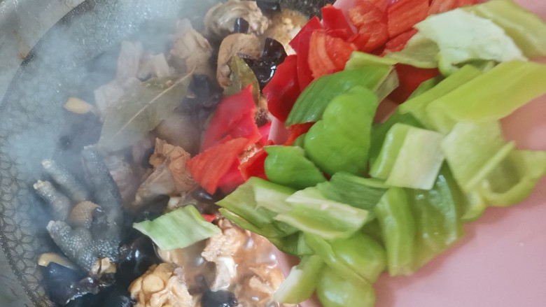 双椒木耳炖鸡,炖至鸡肉软烂汤汁收少,加入青红椒翻炒至断生