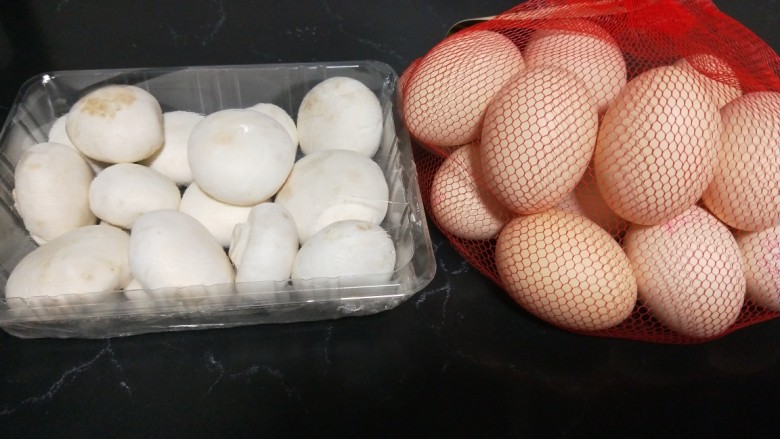 口蘑炒蛋,准备食材鸡蛋,口蘑