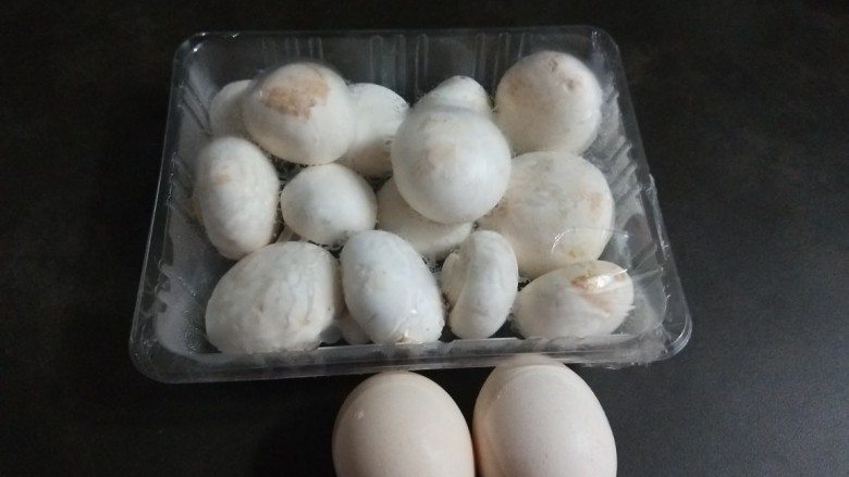口蘑炒蛋,准备鸡蛋2个,口蘑200g