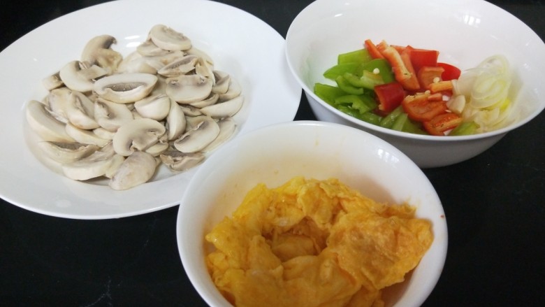 口蘑炒蛋,所有食材提前准备好半成品,炒好的鸡蛋,口蘑焯水,配菜青红椒适量