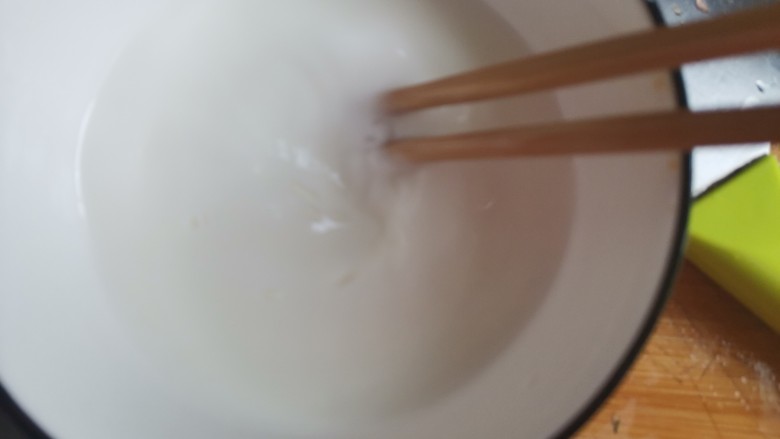 海鲜菇豆腐汤,一小碗加入半碗水,两勺淀粉搅拌均匀