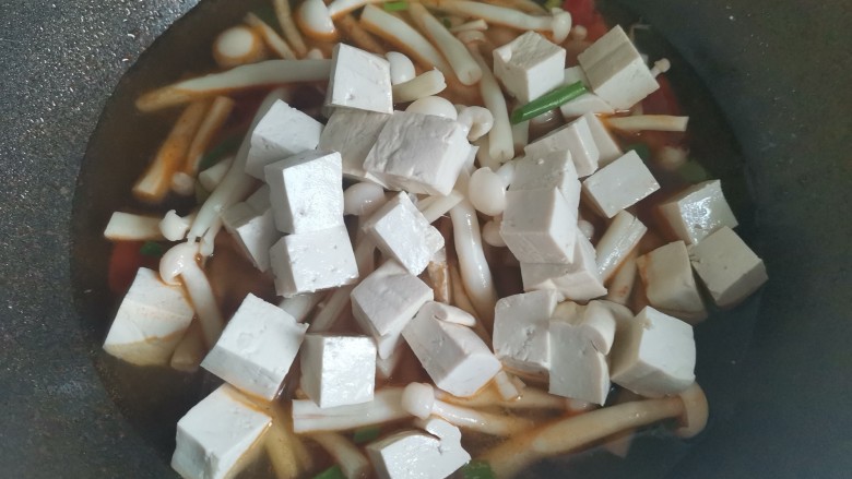 海鲜菇豆腐汤,再放入豆腐,继续!大火煮开