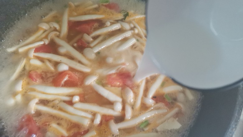 海鲜菇豆腐汤,煮开后倒入水淀粉,搅拌均匀