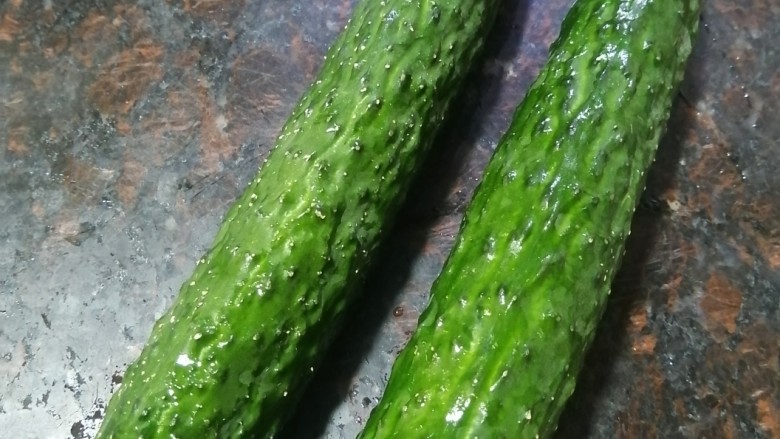 黄瓜拌木耳,洗净<a style='color:red;display:inline-block;' href='/shicai/ 54'>黄瓜</a>