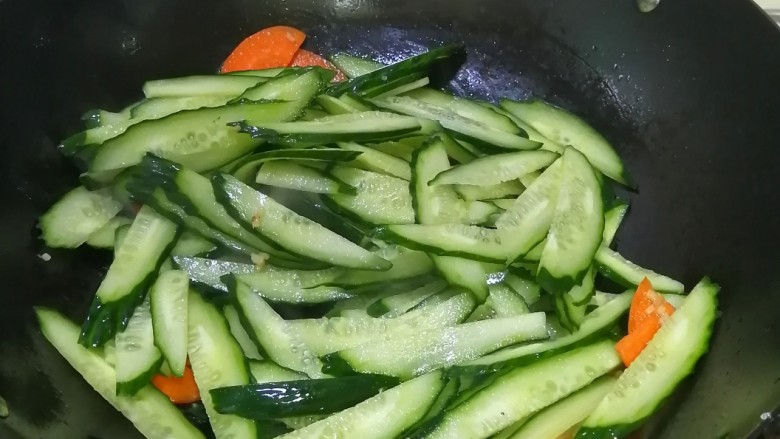 黄瓜拌木耳,加入黄瓜，翻炒片刻
