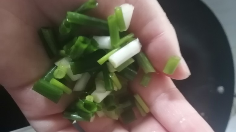 老干妈拌土豆丝,切成葱花