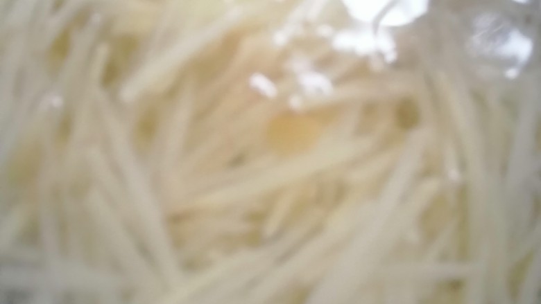 老干妈拌土豆丝,水开后放入土豆丝煮开后再煮一分钟,捞出放入冷水中