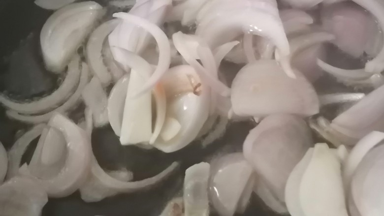 老干妈拌土豆丝,油开后放入洋葱,抄香后关火