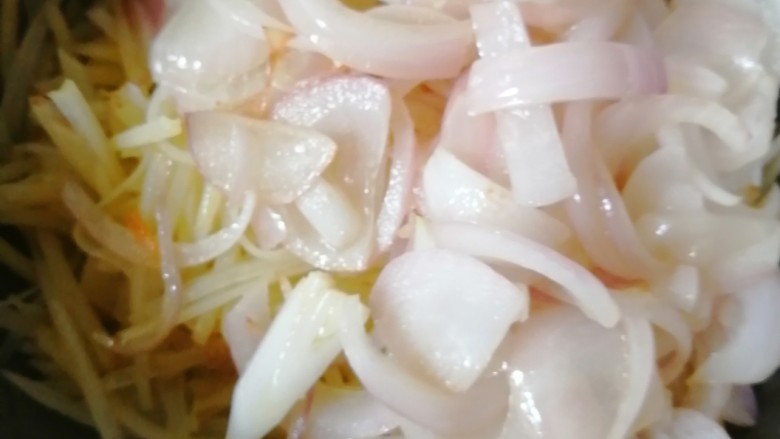 老干妈拌土豆丝,土豆丝捞出沥水,倒入洋葱油