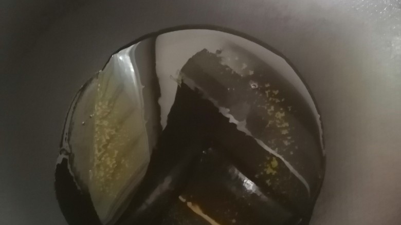 口蘑炒蛋,锅中烧热,倒入适量菜籽油