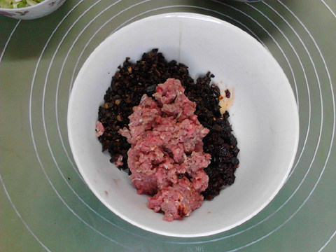 杂粮包子,将豆豉酱,牛肉糜,蘑菇一起倒入大碗,拌匀。
