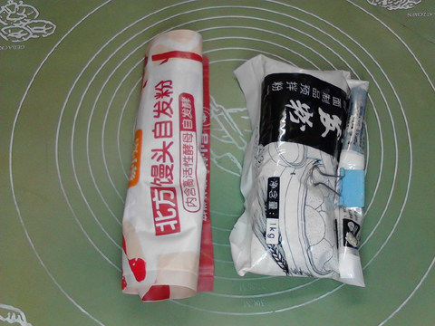 杂粮包子,面团:馒头自发粉125克,黑全麦自发粉45克,温水120克