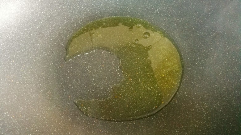 海鲜菇豆腐汤,锅中热油,